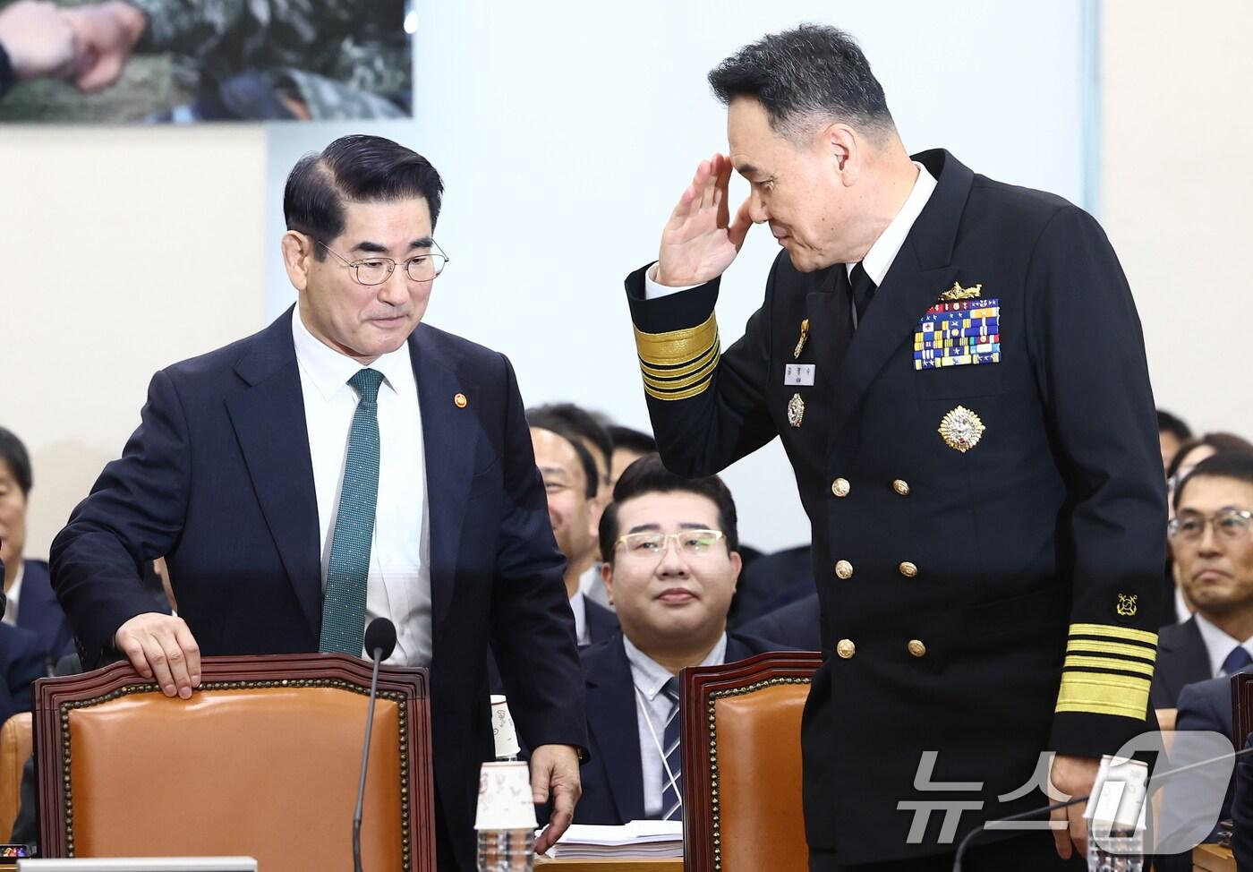 본문 이미지 - 김용현 국방부 장관이 지난 10월 24일 오전 서울 여의도 국회 국방위원회에서 열린 국방부 등에 대한 종합국정감사에 출석하며 김명수 합동참모의장의 인사를 받고 있다. 2024.10.24/뉴스1 ⓒ News1 김민지 기자