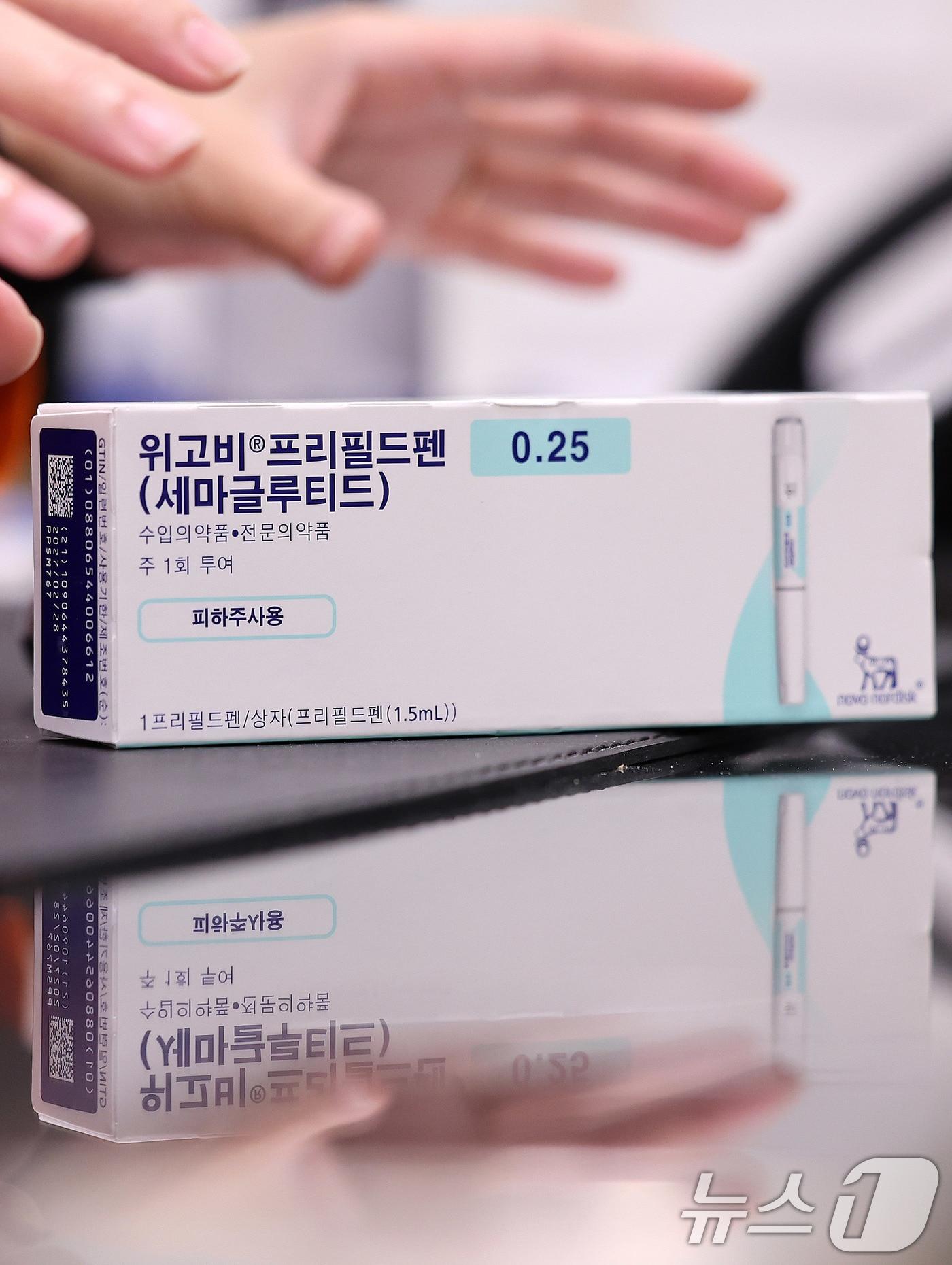 본문 이미지 - 24일 서울 강남구 365mc의원 강남본점에서 의료진이 비만 치료제 ‘위고비’ 상담을 하고 있다. 위고비는 인슐린 분비를 촉진하고 소화 속도를 늦추는 글루카곤 유사 펩타이드(GLP)-1 호르몬을 모방한 GLP-1 계열 비만 치료제다. 2024.10.24/뉴스1 ⓒ News1 박지혜 기자