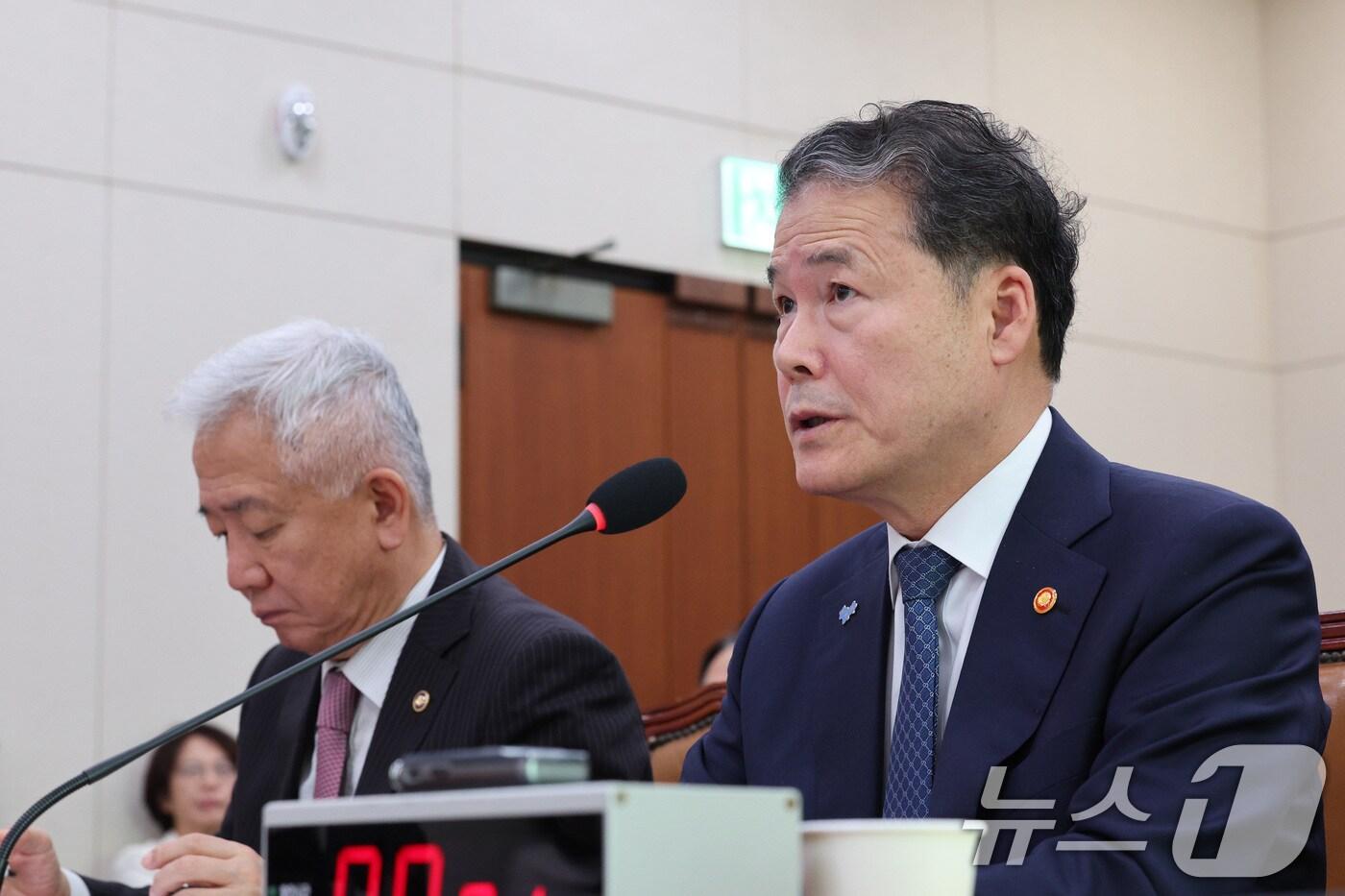 본문 이미지 - 김영호 통일부 장관이 24일 오전 서울 여의도 국회에서 열린 외교통일위원회의 외교부·통일부 등에 대한 종합국정감사에서 의원 질의에 답변하고 있다. 2024.10.24/뉴스1 ⓒ News1 신웅수 기자
