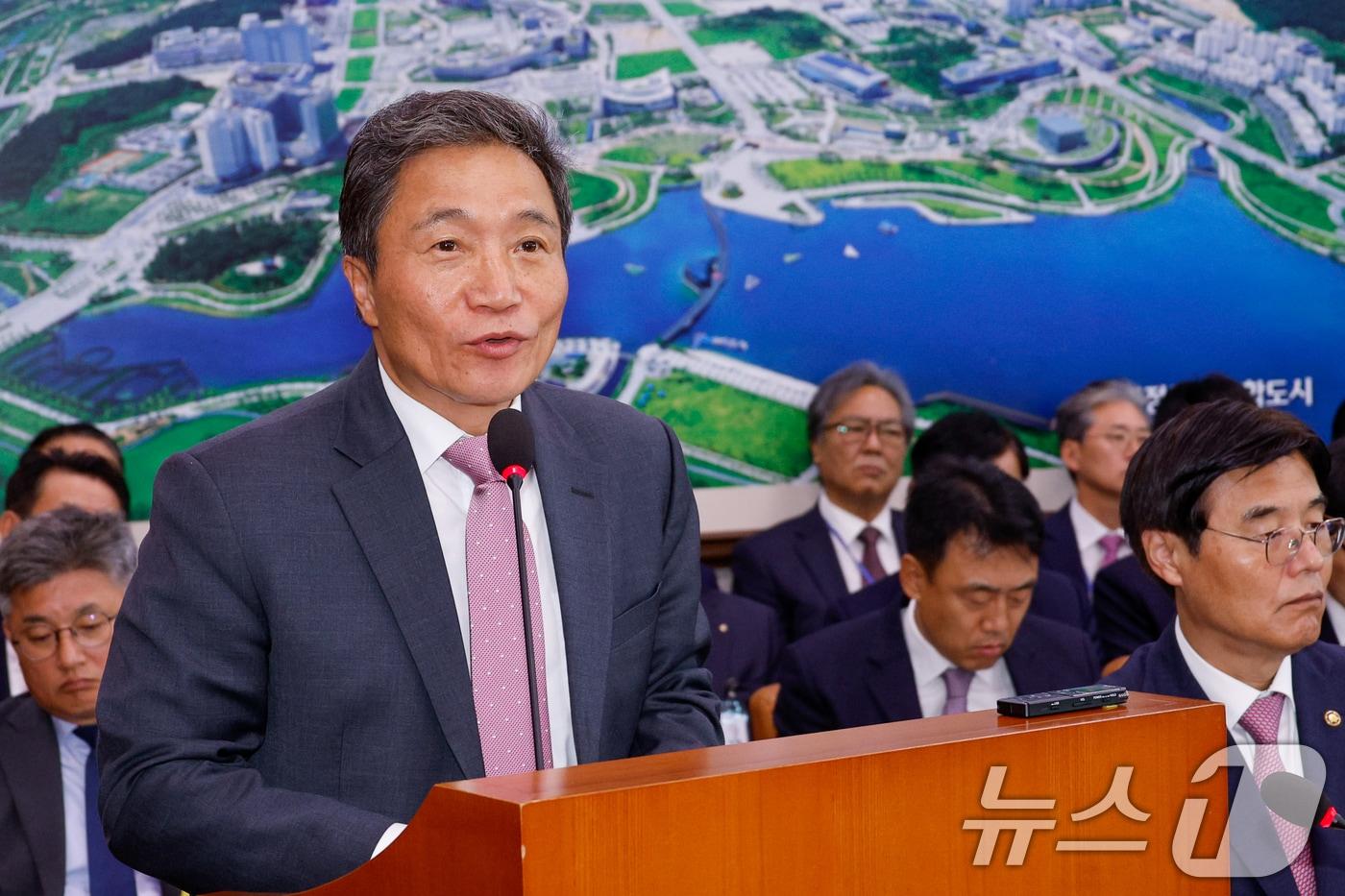 본문 이미지 - 이학재 인천국제공항공사 사장이 24일 오전 서울 여의도 국회 국토교통위원회에서 열린 국토교통부·행정중심복합도시건설청·새만금개발청 종합 국정감사에서 인천공항 연예인 별도 통로 도입 관련 맹성규 위원장 질의에 답하고 있다. 2024.10.24/뉴스1 ⓒ News1 안은나 기자