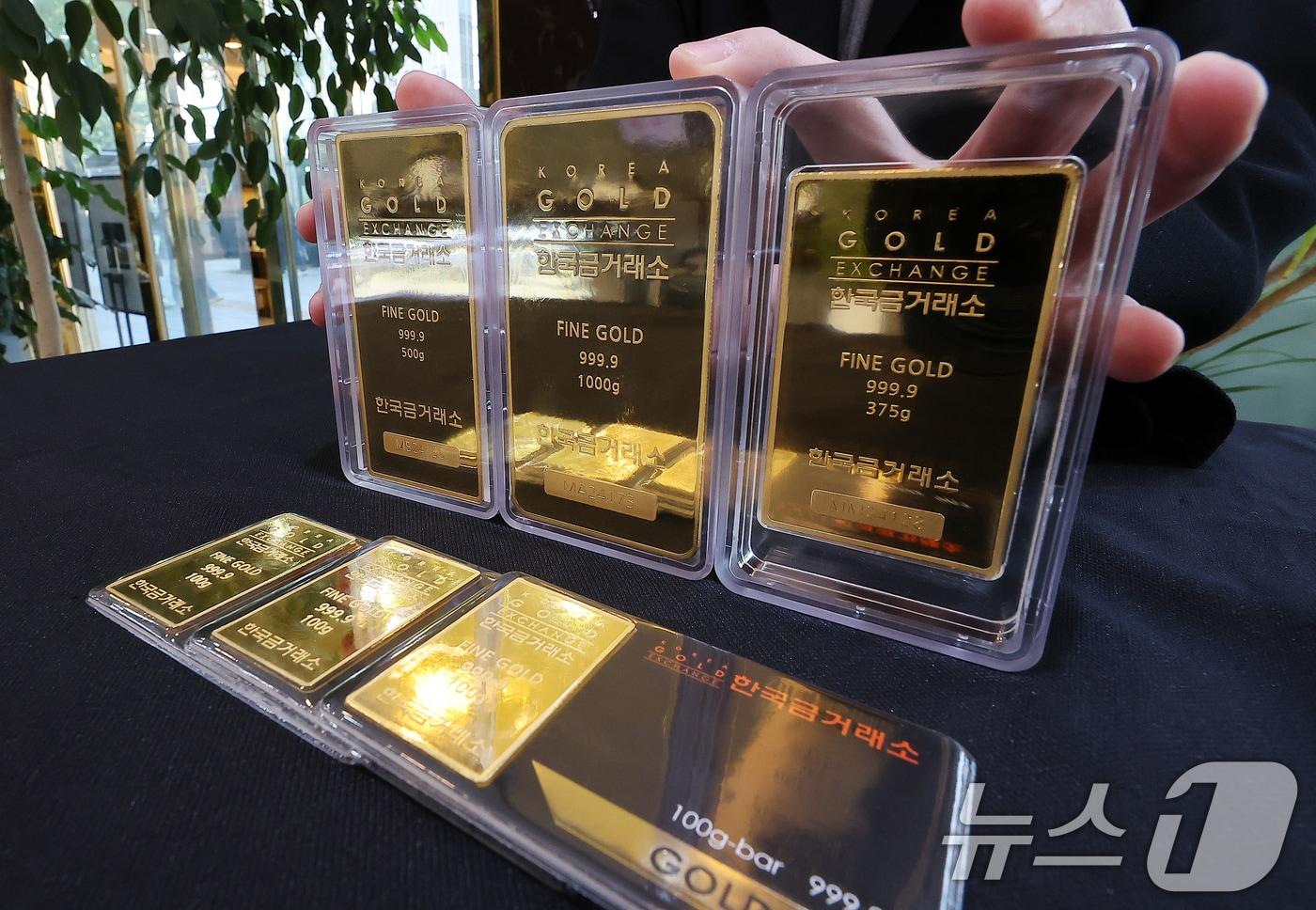  서울 종로구 한국금거래소에서 관계자가 골드바를 선보이고 있다. (자료사진) 2024.10.20/뉴스1 ⓒ News1 김진환 기자