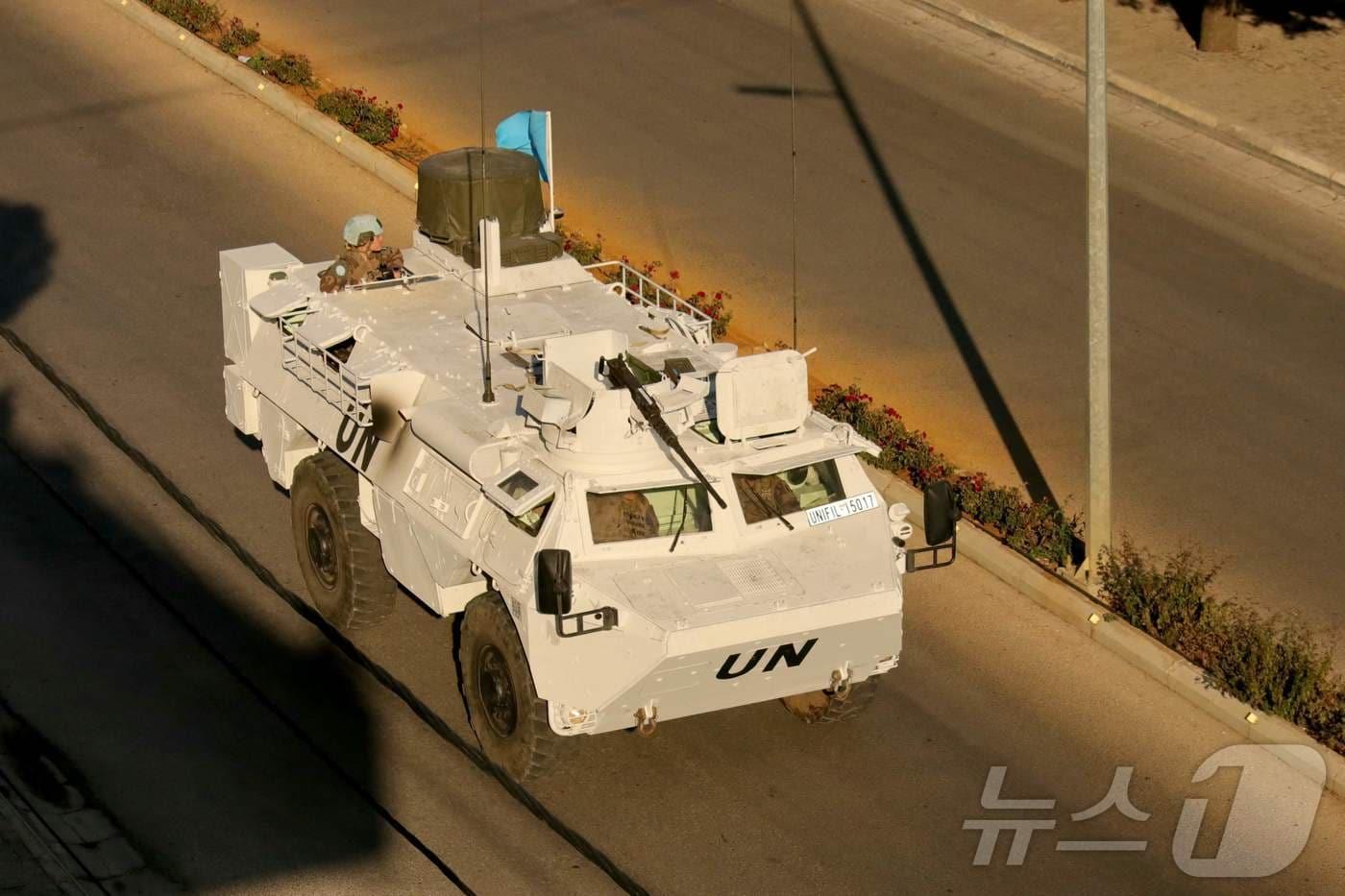 본문 이미지 - 레바논 남부 마르자윤에서 유엔 평화유지군(UNIFIL) 장갑차가 순찰을 하고 있다. (자료사진) 2024.10.24 ⓒ AFP=뉴스1