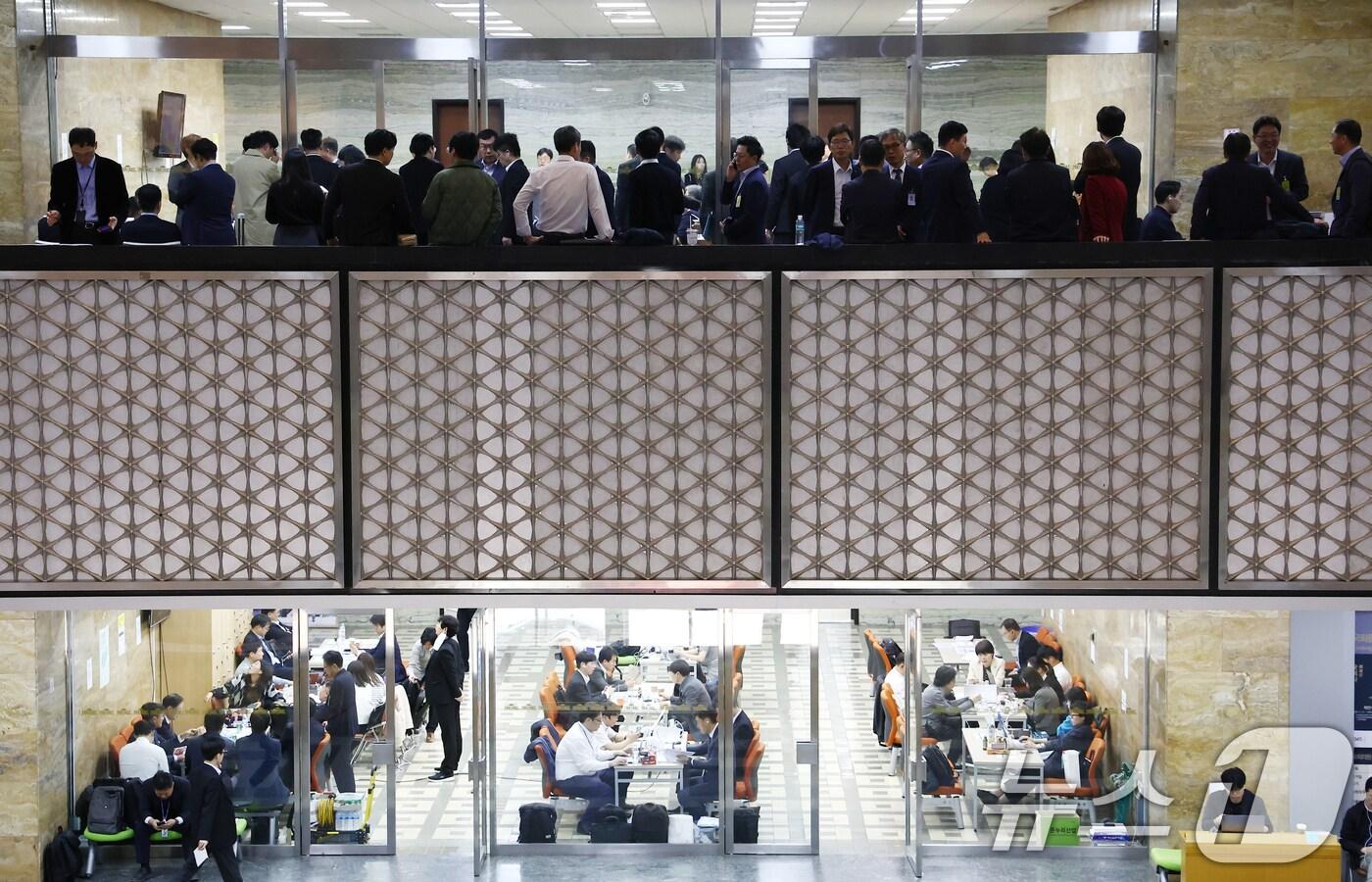 서울 여의도 국회 상임위 복도가 답변을 준비하는 피감기관 관계자들로 붐비고 있다. 2024.10.24/뉴스1 ⓒ News1 김민지 기자