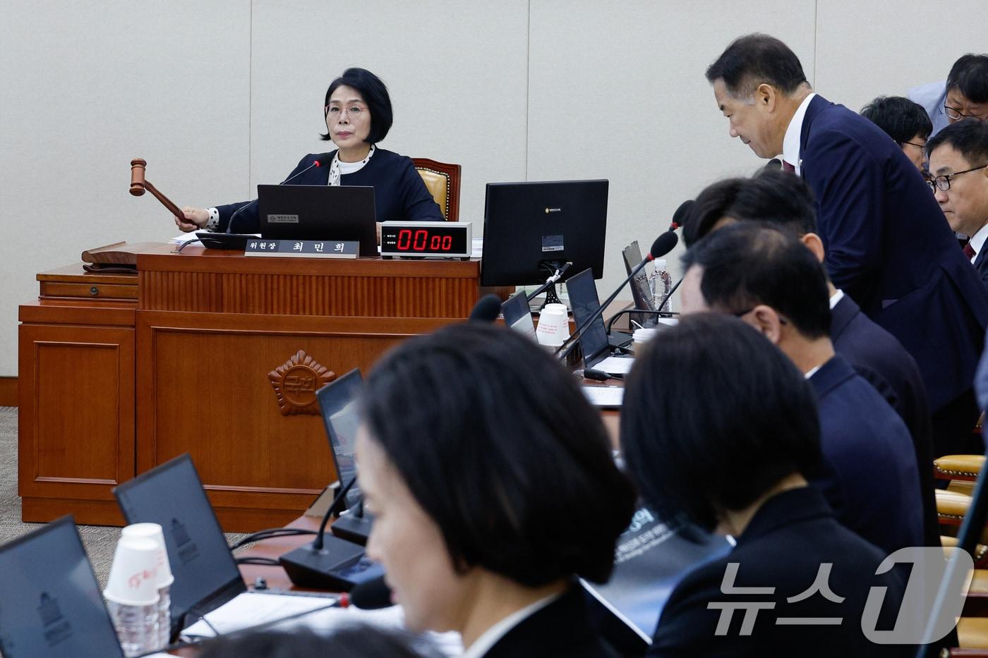 본문 이미지 - 최민희 국회 과학기술정보방송통신위원회 위원장이 24일 서울 여의도 국회에서 열린 방송통신위원회 및 소관 감사대상기관 전체 종합 국정감사 개시를 알리고 있다. 2024.10.24/뉴스1 ⓒ News1 안은나 기자