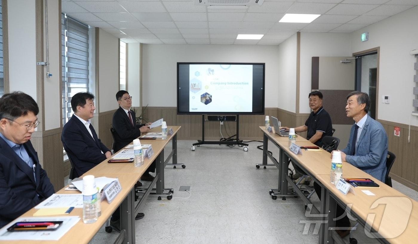 강석진 중소벤처기업진흥공단 이사장이 전남 순천시 소재 기업 도이프를 방문해 애로사항을 청취하고 있다.(중소벤처기업진흥공단 제공)