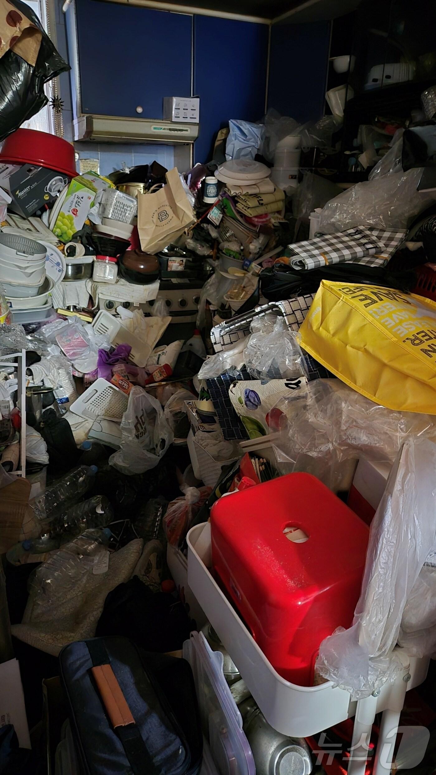 본문 이미지 - 집안에 10년동안 쓰레기 16톤이나 쌓아둔 구미시 저장장애 가구 모습(구미시 제공) 2024.10.24/뉴스1