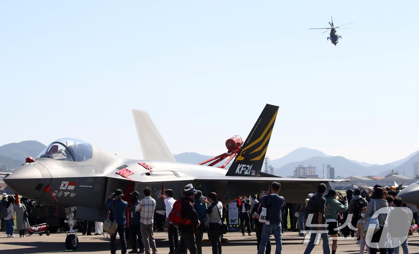 경남 사천비행장에서 열린 '2024 사천에어쇼'에서 관람객들이 한국형 초음속 전투기 KF-21 보라매 위로 한국형 소형무장헬기(LAH)가 시범비행을 하고 있다.  2024.10.24/뉴스1 ⓒ News1 윤일지 기자