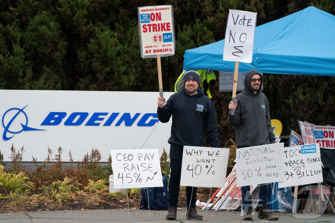 본문 이미지 - 보잉 노조원들이 23일(현지시간) 워싱턴주 렌턴에서 피켓 시위를 벌이고 있다. 2024.10.23 ⓒ 로이터=뉴스1 ⓒ News1 강민경 기자
