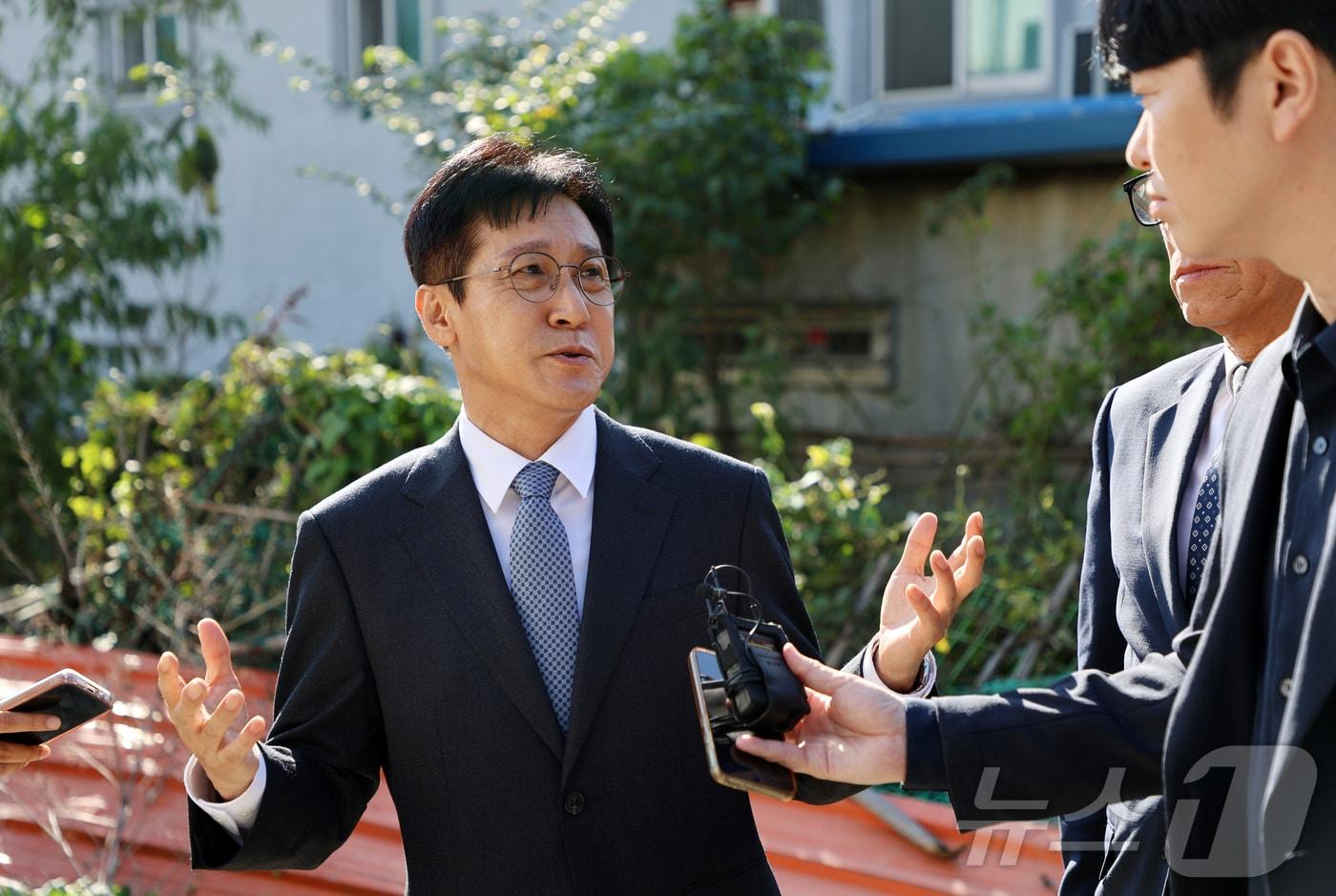 본문 이미지 - 신영대 더불어민주당 의원(전북 군산·김제·부안갑)이 지난 10월24일 공직선거법 위반 혐의로 기소된 전주지법 군산지원에 출석하고 있다. 2024.10.24/뉴스1 ⓒ News1 강교현 기자