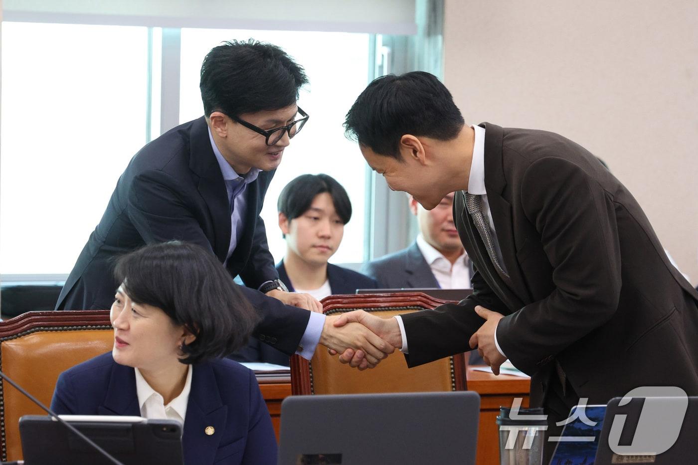 본문 이미지 - 2024년 10월 24일 서울 여의도 국회에서 열린 국토교통위원회 국정감사장을 격려 방문한 당시 한동훈 국민의힘 대표가 김한규 더불어민주당 의원과 인사하고 있는 모습. 2024.10.24 ⓒ 뉴스1 신웅수 기자