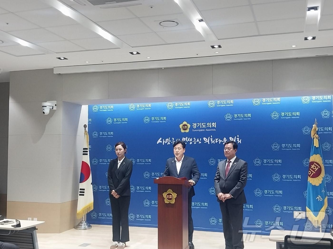 본문 이미지 - 국민의힘 경기도당이 24일 오후 경기도의회 브리핑룸에서 기자회견을 열어 성범죄 혐의로 구속된 전 시의장 A 씨에 대한 민주당 차원의 사과를 촉구했다. 왼쪽부터 조미선 오산시의원, 박재순 국민의힘 경기도당 수석대변인, 이상복 오산시의원./송용환 기자