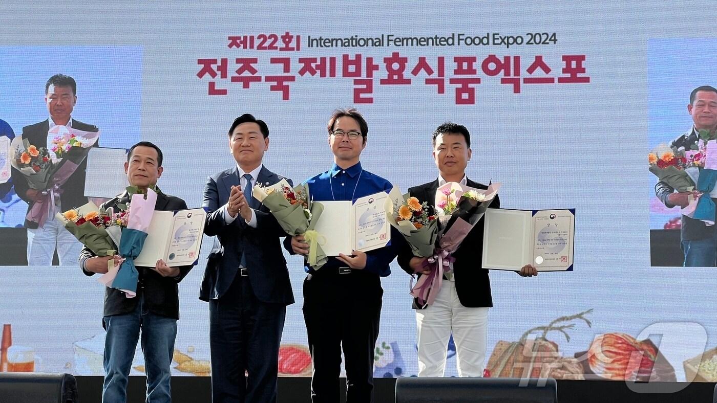 본문 이미지 - 24일 진양우 성수주조장 대표(오른쪽 첫번째)가 제22회 전주국제발효식품엑스포 개막식에서 딸기막걸리로 농림축산식품부장관상을 수상했다.(진안군제공)2024.10.24/뉴스1