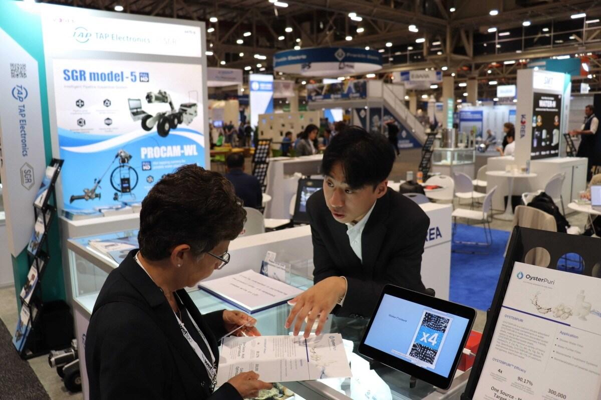 본문 이미지 - 블루랩스 관계자가 WEFTEC 부스에서 참관객에게 설명을 하고 있다. /블루랩스 제공