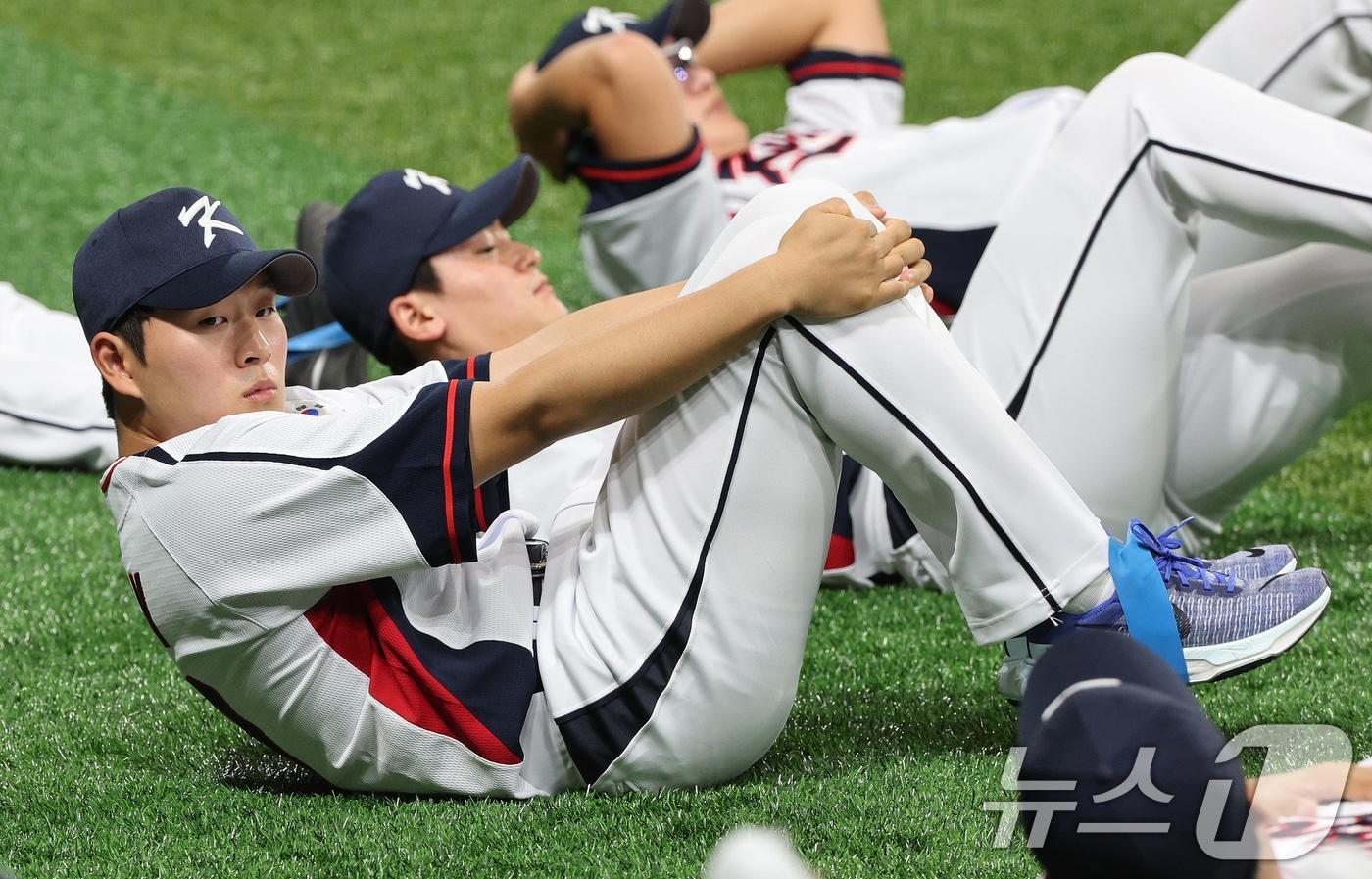 2024 세계야구소프트볼협회(WBSC) 프리미어12에 출전하는 대한민국 야구대표팀 김택연이 24일 오후 서울 구로구 고척스카이돔에서 열린 대표팀 첫 훈련에서 몸을 풀고 있다. 이날 훈련은 한국시리즈가 진행 중인 관계로 기아와 삼성 소속 선수를 제외하고 진행됐다. 대표팀은 내달 1일과 2일 쿠바 대표팀과 평가전을 치르고 8일에 대만으로 출국한다. 2024.10.24/뉴스1 ⓒ News1 장수영 기자