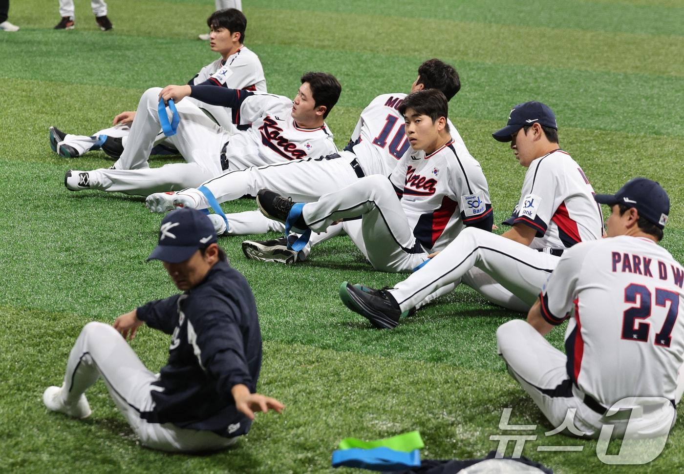2024 세계야구소프트볼협회(WBSC) 프리미어12에 출전하는 대한민국 야구대표팀 선수들이 24일 오후 서울 구로구 고척스카이돔에서 열린 대표팀 첫 훈련에서 몸을 풀고 있다. 야구 대표팀 포수 박동원(오른쪽 27번).. 2024.10.24/뉴스1 ⓒ News1 장수영 기자