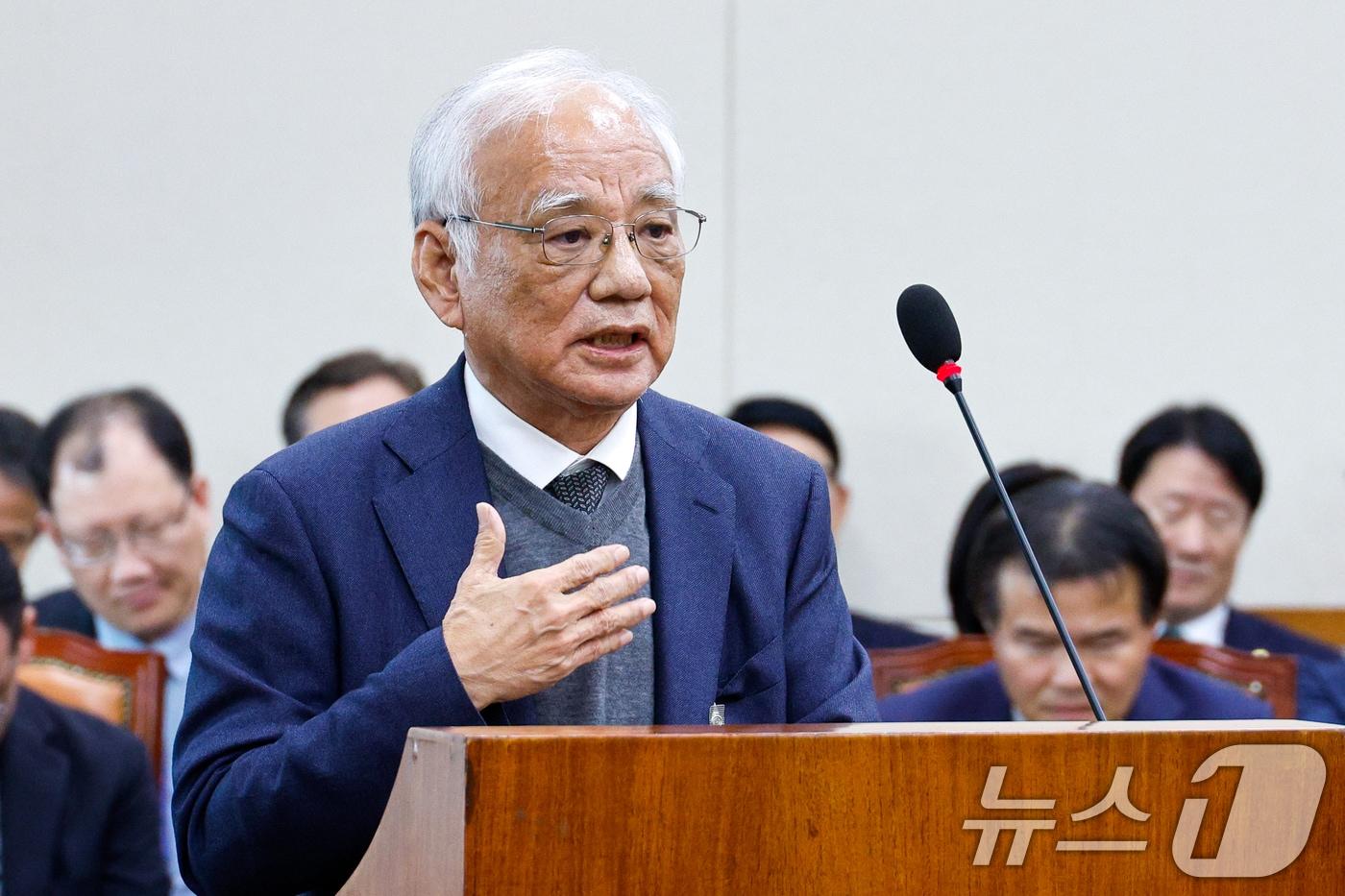 장형진 영풍 고문이  서울 여의도 국회 환경노동위원회에서 열린 환경부·기상청 종합 국정감사에 출석해 의원 질의에 답하고 있다. 2024.10.24/뉴스1 ⓒ News1 안은나 기자