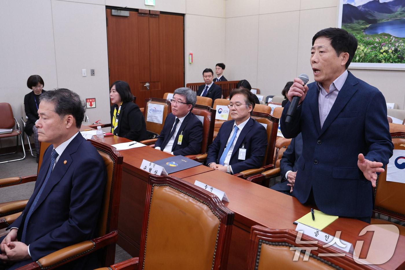 본문 이미지 - 박상학 자유북한운동연합 대표가 24일 오후 서울 여의도 국회에서 열린 외교통일위원회의 외교부·통일부 등에 대한 종합국정감사에서 의원 질의에 답변하고 있다. 앞쪽은 김영호 통일부 장관. 2024.10.24/뉴스1 ⓒ News1 신웅수 기자