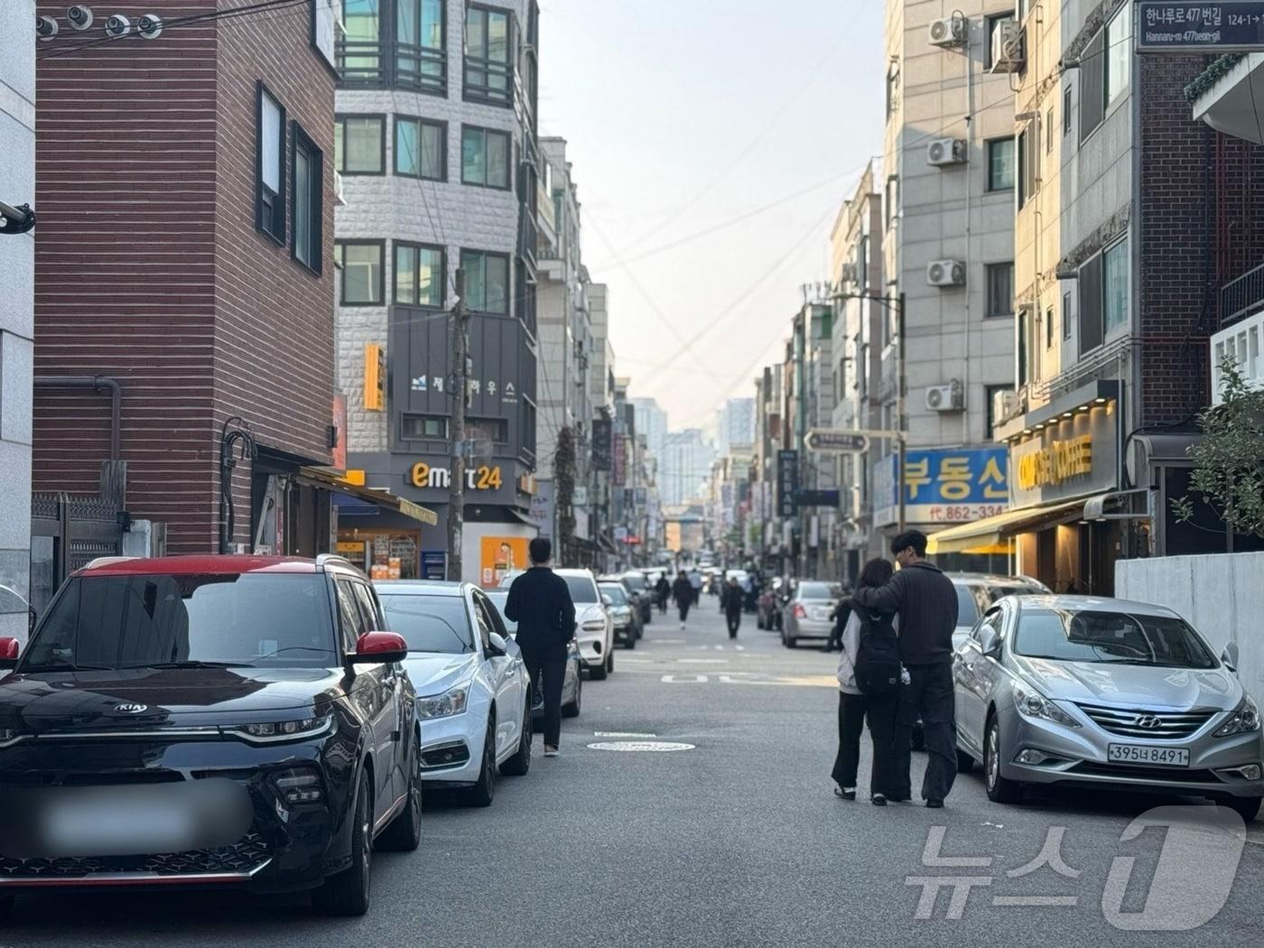 본문 이미지 - 24일 인천시 미추홀구 인하대학교 후문에 원룸 건물이 모여있다.2024.10.24/뉴스1 ⓒ News1 박소영 기자