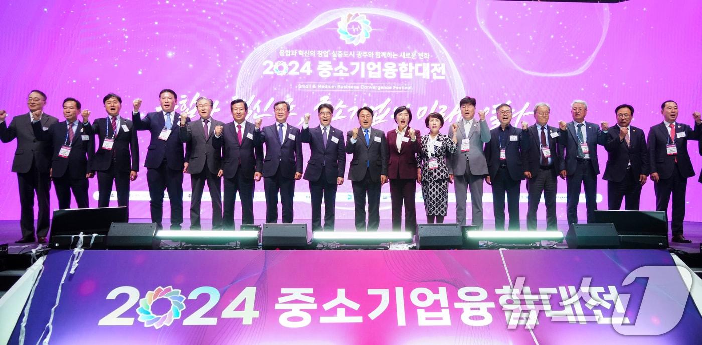 본문 이미지 - 강기정 광주시장이 24일 오후 서구 김대중컨벤션센터에서 열린 '2024 중소기업융합대전 개막식'에 참석해 김성섭 중소벤처기업부 차관, 최봉규 중소기업융합중앙회장, 이정권 중소기업융합광주전남연합회장, 신수정 광주시의회 의장 등 내빈들과 기념 촬영을 하고 있다. (광주시 제공) 2024.10.24/뉴스1