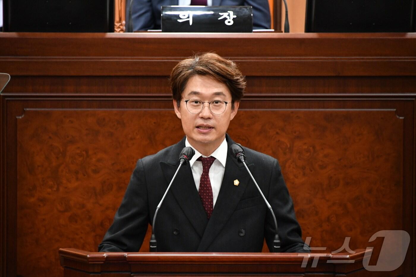 김해시의회 김동관 의원이 24일 열린 김해시의회 본회의에서 5분 발언을 하고 있다.(김해시의회 제공)