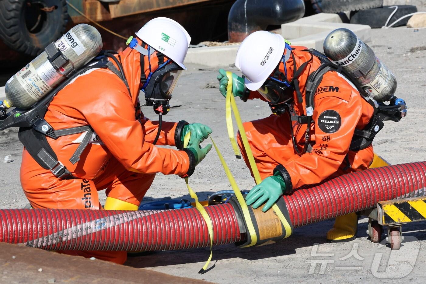 본문 이미지 - 동해해양경찰서는 24일 강원 동해항에서 황산유출을 가상한 합동훈련을 실시했다.(동해해경 제공) 2024.10.24/뉴스1