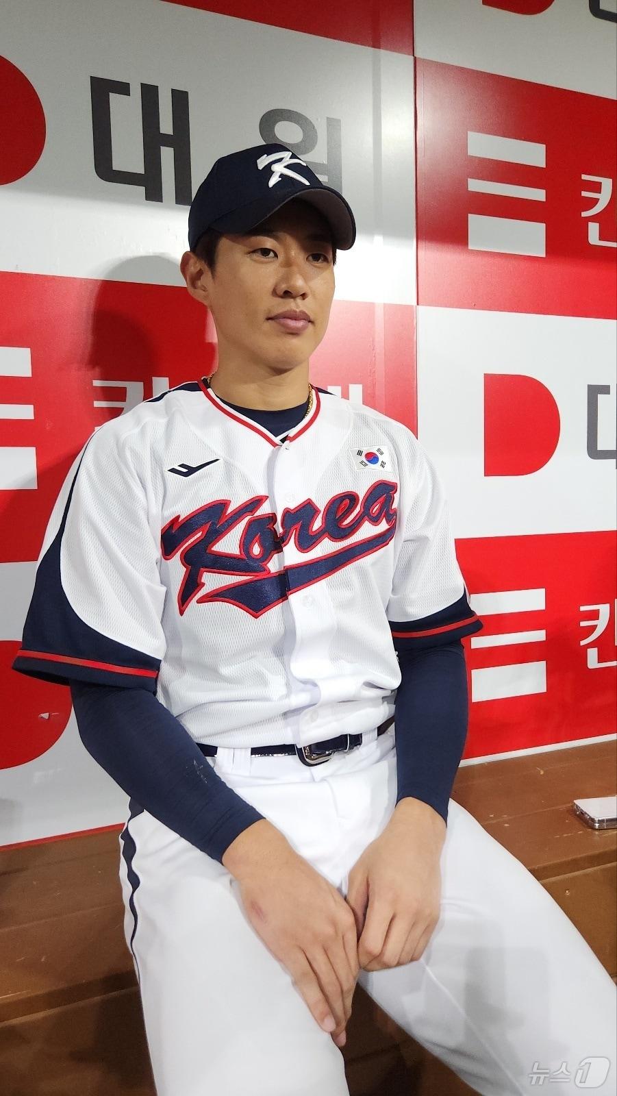 본문 이미지 - 야구 대표팀 주장 송성문이 24일 고척 더그아웃에서 취재진과 인터뷰를 하고 있다. ⓒ News1 이재상 기자