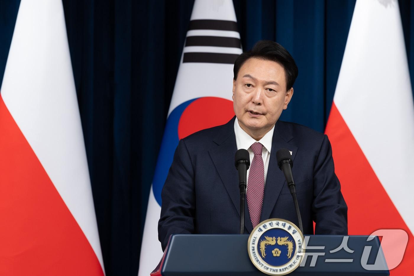 본문 이미지 - 윤석열 대통령이 24일 서울 용산 대통령실에서 안제이 두다 폴란드 대통령과 한·폴란드 공동언론발표를 하고 있다. (대통령실 제공) 2024.10.24/뉴스1 ⓒ News1 송원영 기자