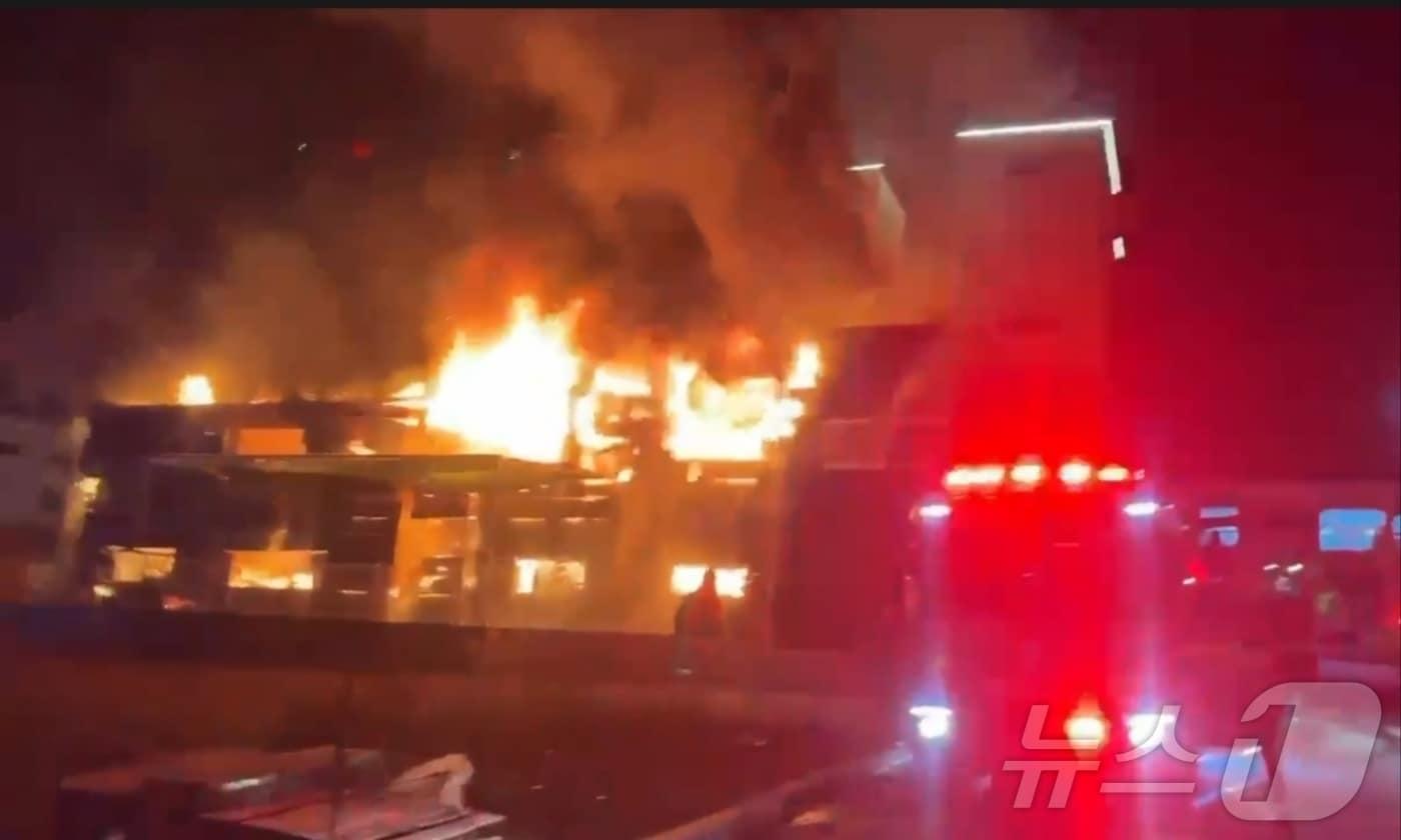 24일 광주 광산구 흑석동 한 상가 건물에서 화재가 발생해 검은 연기가 치솟는 모습.(독자 제공) ⓒ News1 김동수 기자