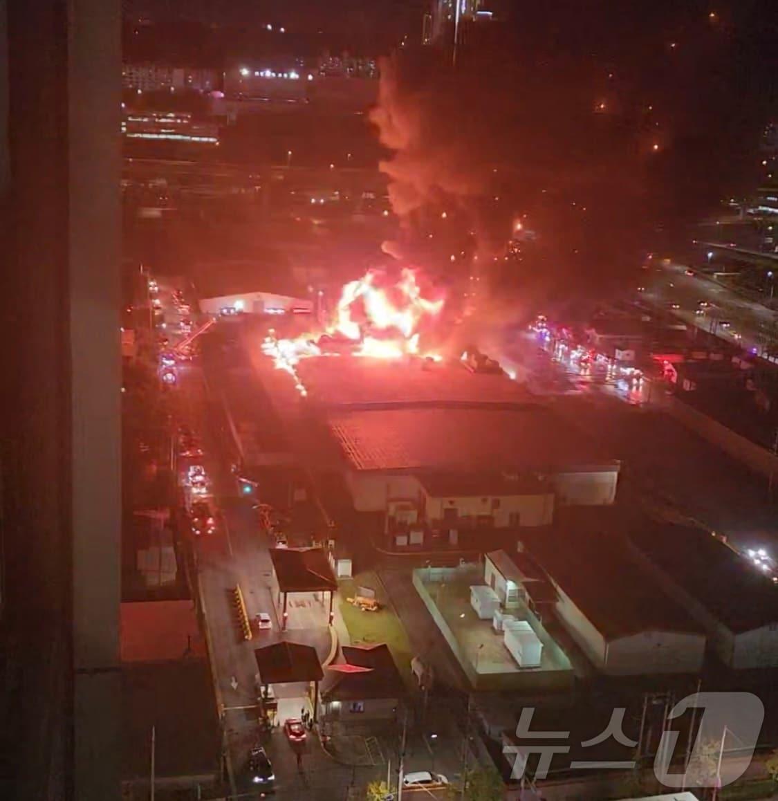 본문 이미지 - 24일 오후 부산 동구 범일동 미군부대 55보급창 화재 현장.(독자 제공)