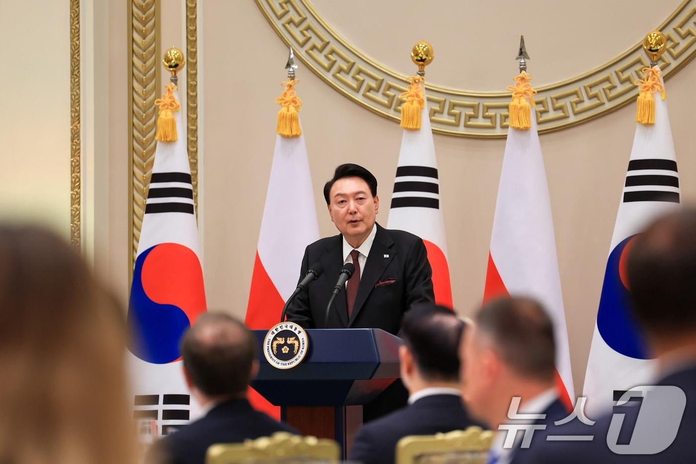 본문 이미지 - 윤석열 대통령이 24일 청와대 영빈관에서 열린 안제이 두다 폴란드 대통령 환영 국빈 만찬에서 인사말을 하고 있다. (대통령실 제공) 2024.10.25/뉴스1 ⓒ News1 송원영 기자