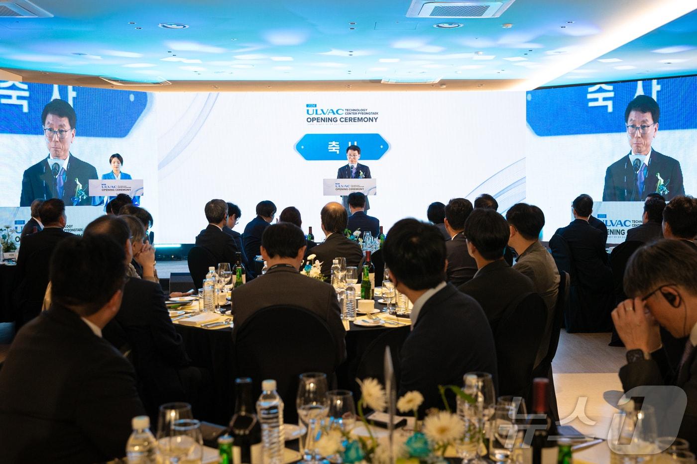 본문 이미지 - 평택시 알박 테크놀로지센터에서 열린 알박 테크놀로지센터 평택 준공식에서 김성중 행정1부지사가 축사를 하고 있다.(경기도 제공)