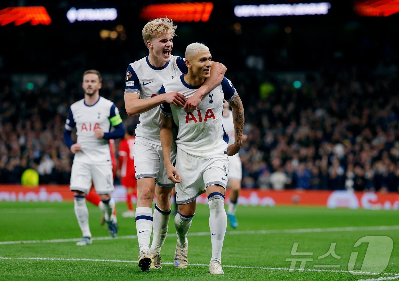 토트넘이 히샬리송(오른쪽)의 페널티킥 결승골에 힘입어 알크마르를 꺾었다. ⓒ 로이터=뉴스1
