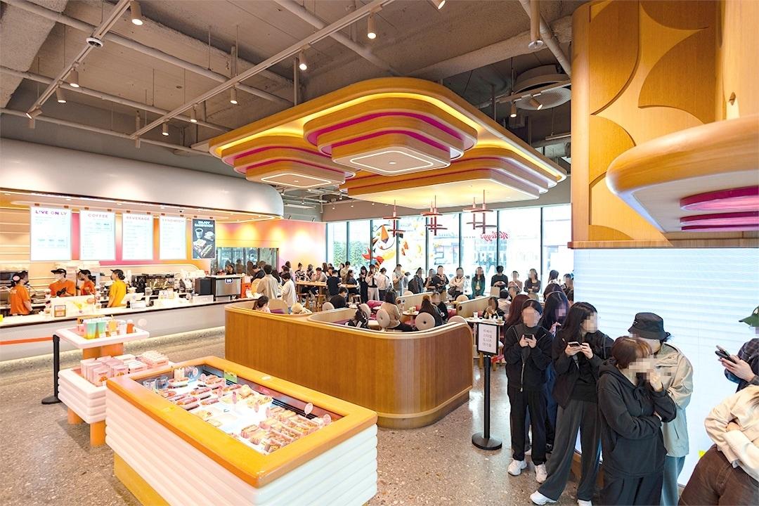 본문 이미지 - SPC 비알코리아 던킨이 이달 초 출시한 '두바이 스타일 초콜릿 도넛'을 구매하기 위해 '던킨 라이브 강남'에서 고객들이 줄을 서있다(SPC 제공).