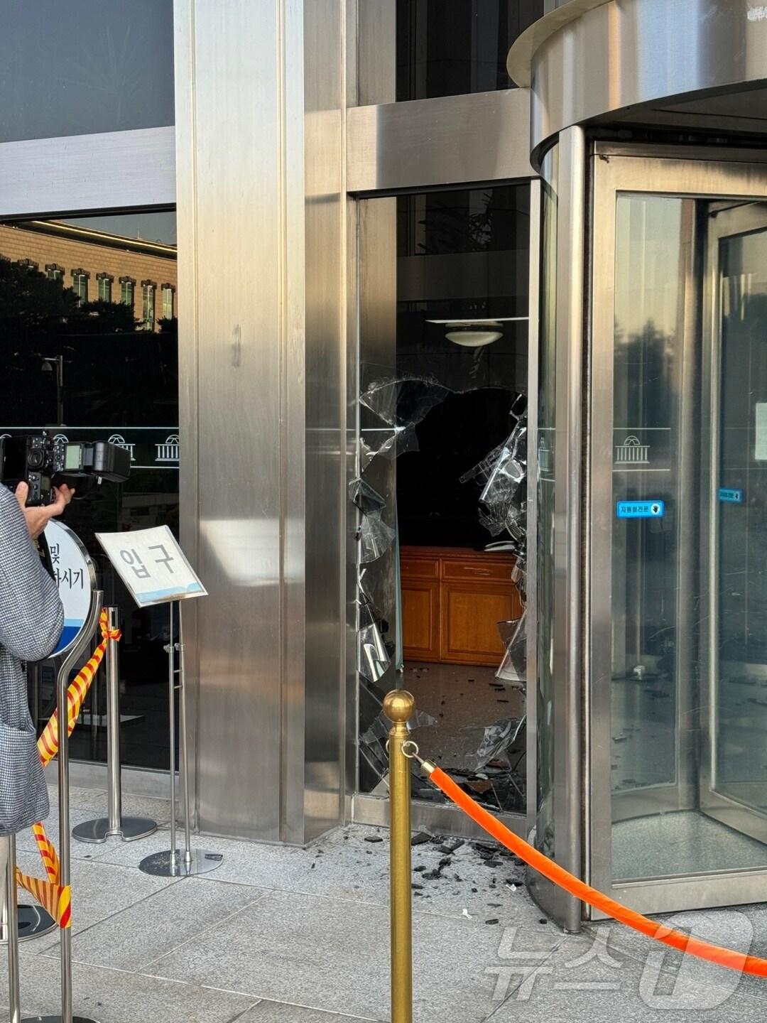 본문 이미지 - 25일 오전 여의도 국회의사당 본관 2층 현관 유리창이 파손됐다. 2024.10.25/뉴스1