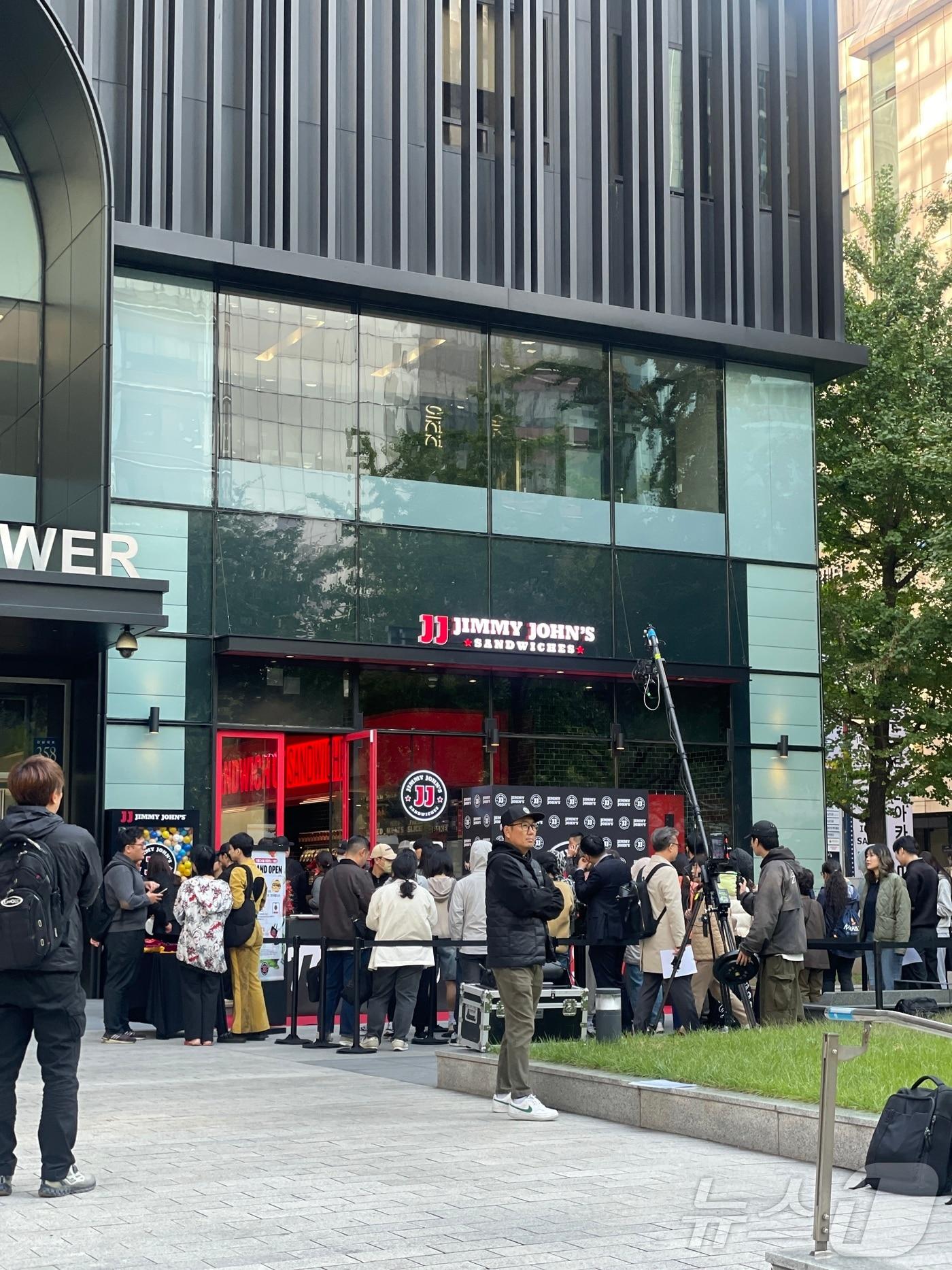 본문 이미지 - 24일 서울 강남역 인근 지미존스 1호점 개점 첫날에 수십명의 인파가 몰려있는 모습(독자 제공).