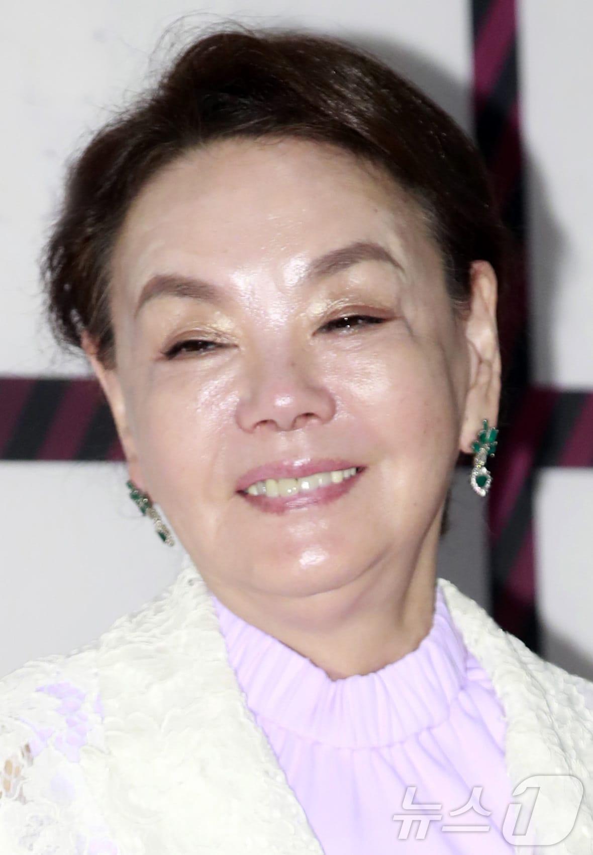 본문 이미지 - 배우 김수미가 25일 오전 별세했다. 향년 75세. 김수미는 지난 5월과 7월 건강상 이유로 병원에 입원해 활동을 잠정 중단한 바 있습니다. 당시 연극 '친정엄마', tvN '회장님네 사람들', KBS2 '사장님 귀는 당나귀 귀' 등 연극, 예능 출연으로 바쁜 나날을 보낸 김수미는 컨디션 이상을 느끼고 휴식이 필요하다는 의료진의 진단을 받아 병원 치료를 받으며 컨디션을 회복할 계획이라 밝힌 바 있다. 사진은 배우 김수미가 지난 2020년 6월8일 서울 장충동 신라호텔에서 열린 한 행사에 참석해 포즈를 취하고 있는 모습.(뉴스1 DB) 2024.10.25/뉴스1