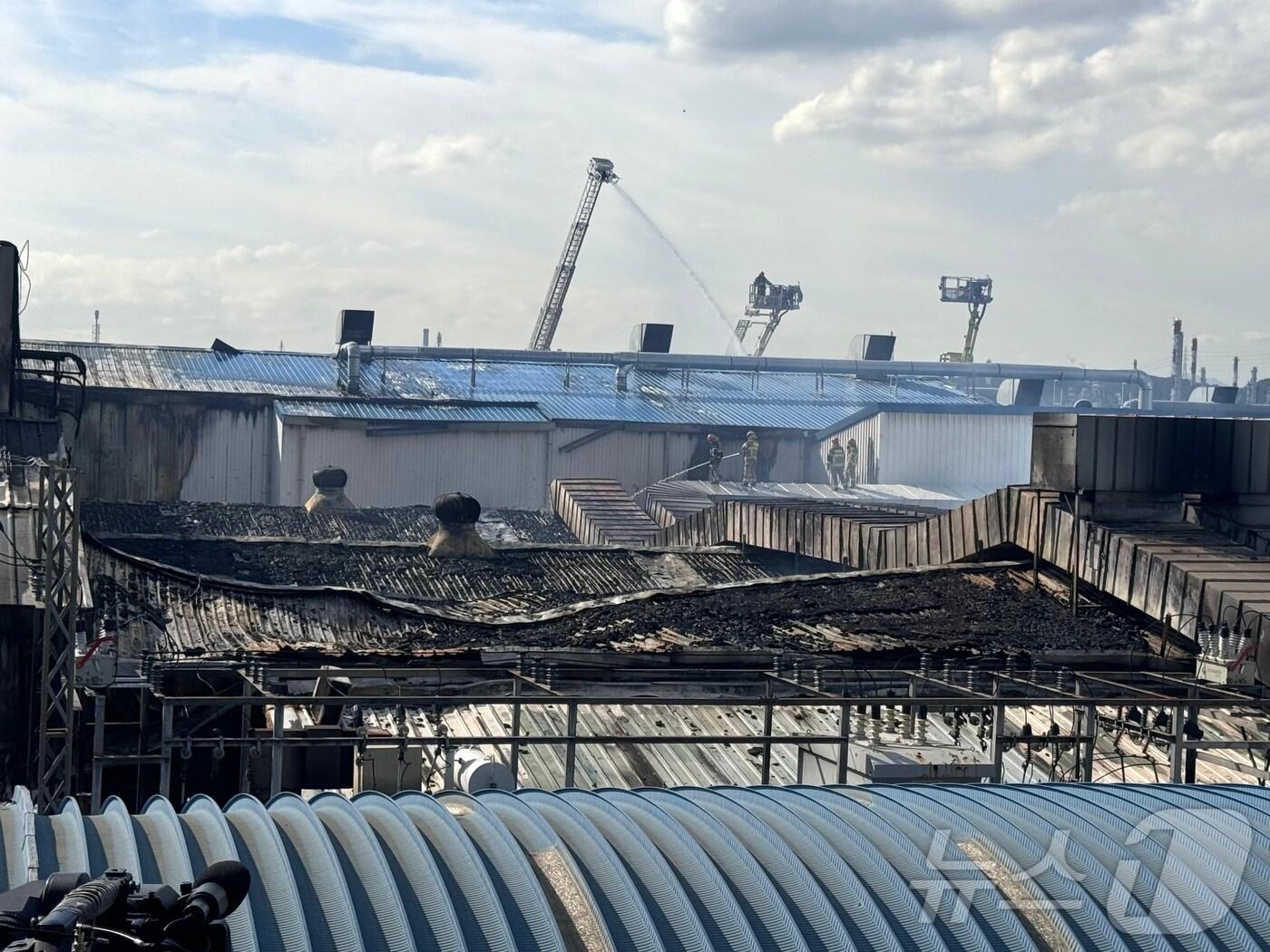 본문 이미지 - 25일 오전 5시 7분께 울산 남구 용연공단 내 자동차부품공장에서 불이 나 소방당국이 진화 중이다. 화재가 난 공장 지붕이 불에 탄 모습. 2024.10.15. ⓒ News1 김세은 기자