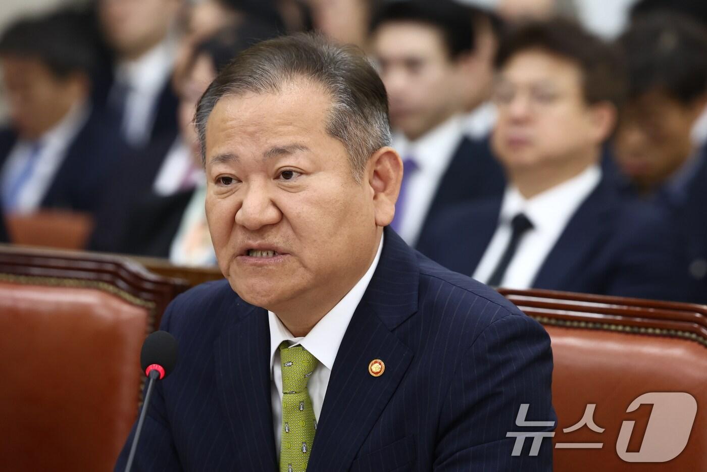본문 이미지 - 이상민 행정안전부 장관이 25일 오전 서울 여의도 국회 행정안전위원회에서 열린 행정안전부·중앙선거관리위원회·진실화해를위한과거사정리위원회·경찰청·소방청 등에 대한 종합 국정감사에서 의원 질의에 답변하고 있다. 2024.10.25/뉴스1 ⓒ News1 김민지 기자