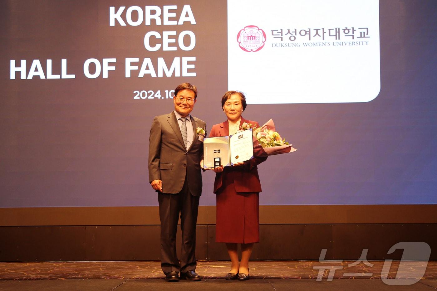 본문 이미지 - '2024 대한민국 CEO 명예의 전당'에서 교육혁신 부문 대상을 받은 김건희 덕성여대 총장. (덕성여대 제공)