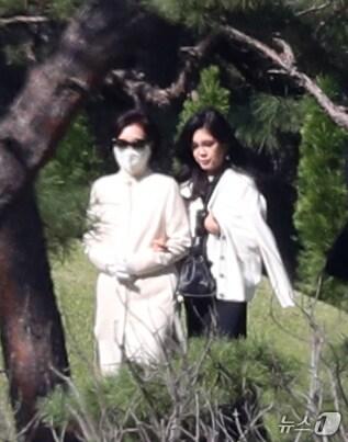 본문 이미지 - 홍라희 전 리움미술관장&#40;왼쪽부터&#41;과 이부진 신라호텔 사장이 25일 오전 경기도 수원시 장안구 소재 故 이건희 삼성 선대회장 선영에서 열린 4주기 추도식에 참석하고 있다. 2024.10.25/뉴스1 ⓒ News1 김영운 기자