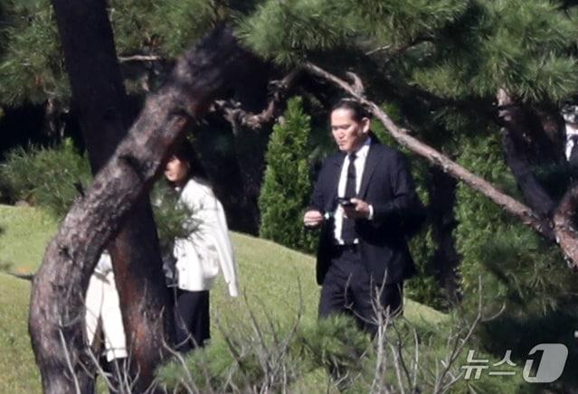 본문 이미지 - 이재용 삼성전자 회장이 25일 오전 경기도 수원시 장안구 소재 故 이건희 삼성 선대회장 선영에서 열린 4주기 추도식에 참석하고 있다. 2024.10.25/뉴스1 ⓒ News1 김영운 기자