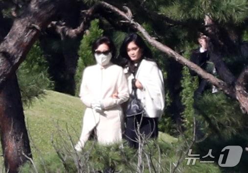 본문 이미지 - 홍라희 전 리움미술관장&#40;왼쪽부터&#41;과 이부진 신라호텔 사장이 지난 2024년 10월25일 오전 경기도 수원시 장안구 소재 故 이건희 삼성 선대회장 선영에서 열린 4주기 추도식에 참석하고 있다. 2024.10.25/뉴스1 ⓒ News1 김영운 기자