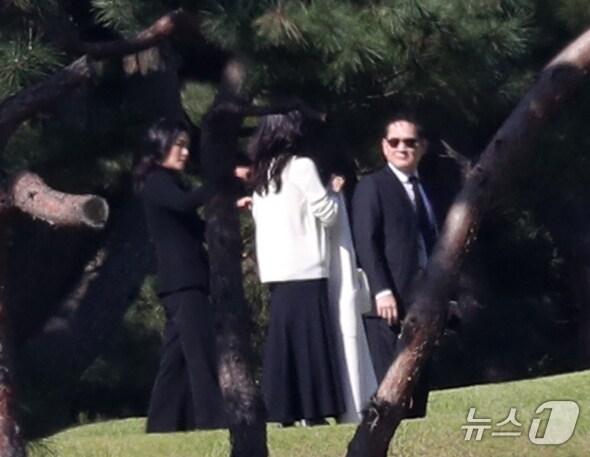 본문 이미지 - 이서현 삼성물산 사장(왼쪽부터)과 이부진 신라호텔 사장, 이재용 삼성전자 회장이 25일 오전 경기도 수원시 장안구 소재 故 이건희 삼성 선대회장 선영에서 열린 4주기 추도식에 참석하고 있다. 2024.10.25/뉴스1 ⓒ News1 김영운 기자