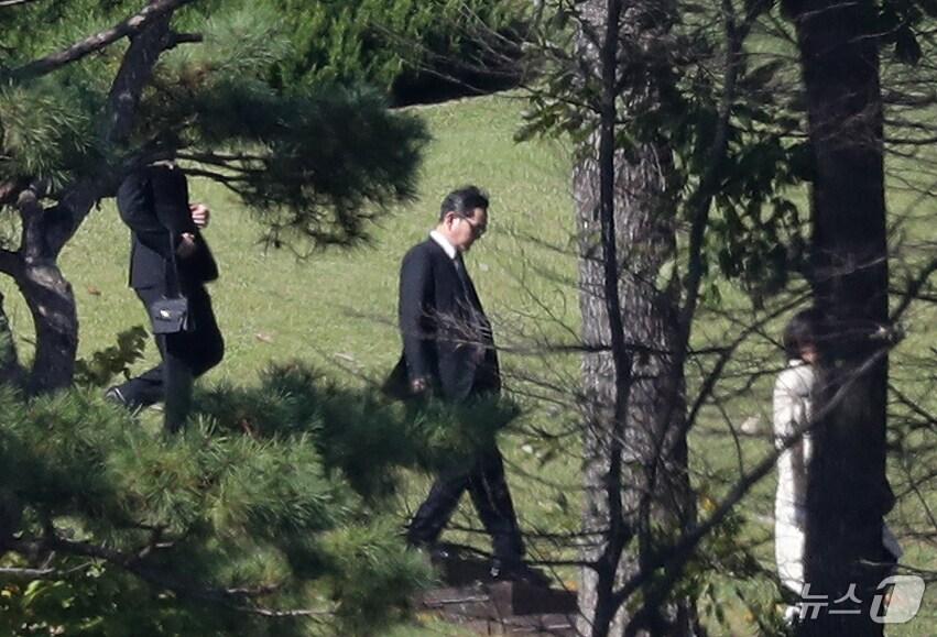 본문 이미지 - 이재용 삼성전자 회장이 25일 오전 경기 수원시 장안구 소재 故 이건희 삼성 선대회장 선영에서 열린 4주기 추도식을 마치고 선영을 떠나고 있다. 2024.10.25/뉴스1 ⓒ News1 김영운 기자