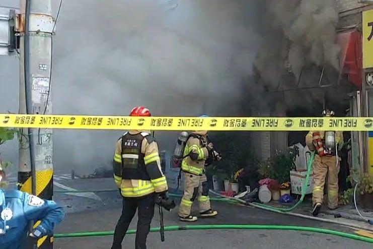 본문 이미지 - 서울 광진구 자양동의 한 세탁소에서 화재가 발생해 소방당국이 진압에 나서고 있다. (광진소방서)