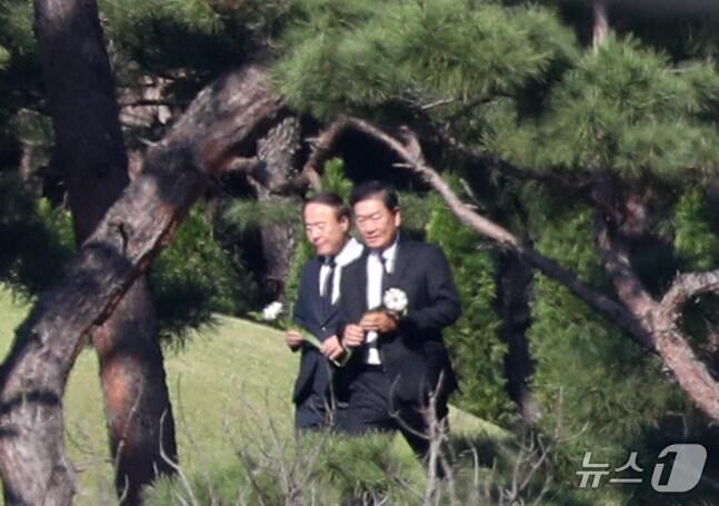 본문 이미지 - 전영현 삼성전자 부회장(왼쪽부터)과 한종희 삼성전자 부회장이 25일 오전 경기도 수원시 장안구 소재 故 이건희 삼성 선대회장 선영에서 열린 4주기 추도식에 참석하고 있다. 2024.10.25/뉴스1 ⓒ News1 김영운 기자