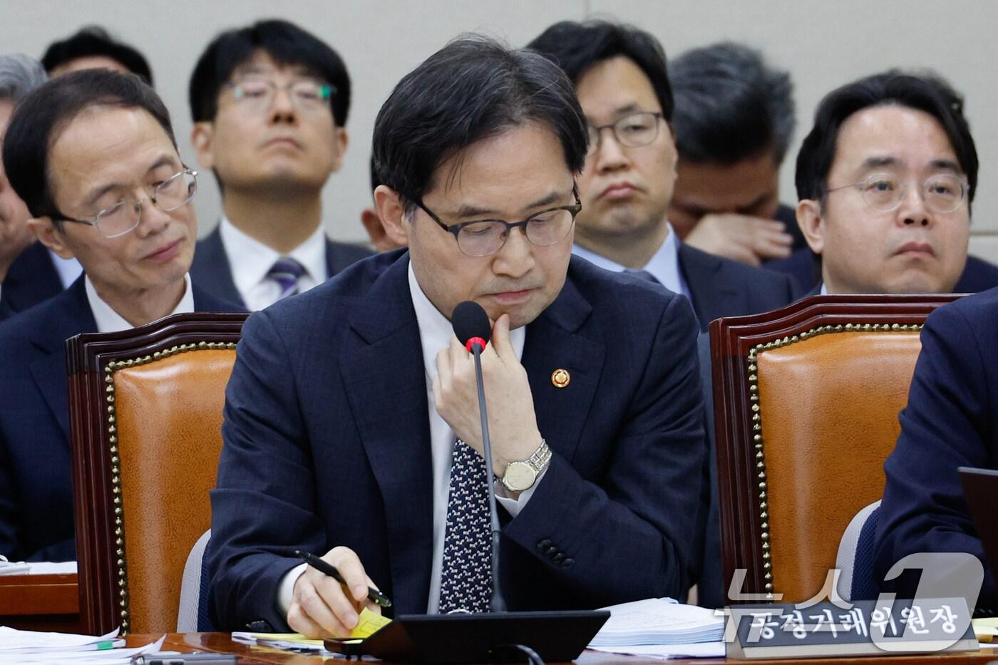 본문 이미지 - 한기정 공정거래위원회 위원장이 25일 서울 여의도 국회 정무위원회에서 열린 국가보훈부·국무조정실·공정위·권익위 등 종합 국정감사에서 의원 질의를 듣고 있다. 2024.10.25/뉴스1 ⓒ News1 안은나 기자