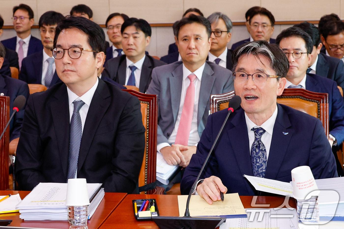 본문 이미지 - 오동운 고위공직자범죄수사처장이 25일 오전 서울 여의도 국회 법제사법위원회에서 열린 법무부·법제처·감사원·고위공직자범죄수사처·헌법재판소·대법원 종합 국정감사에 출석해 의원 질의에 답하고 있다. 왼쪽은 심우정 검찰총장. 2024.10.25/뉴스1 ⓒ News1 안은나 기자