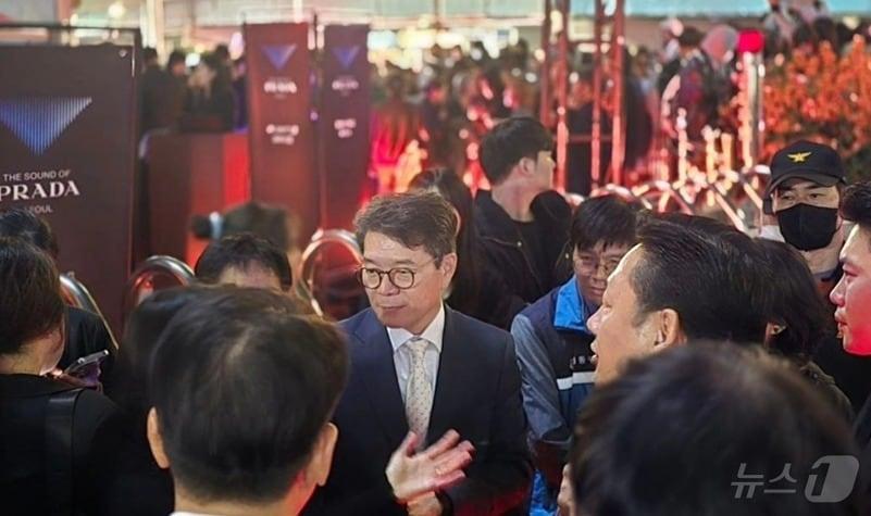 본문 이미지 -  프라다 행사장 앞(정원오 구청장 SNS 갈무리)