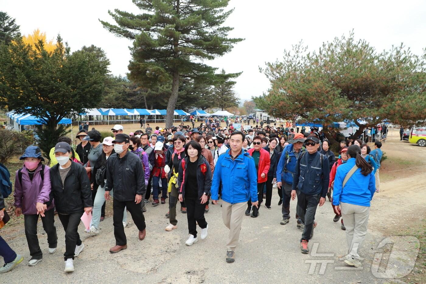 본문 이미지 - 지난해 속리산 둘레길 걷기 축제 (보은군 제공) /뉴스1